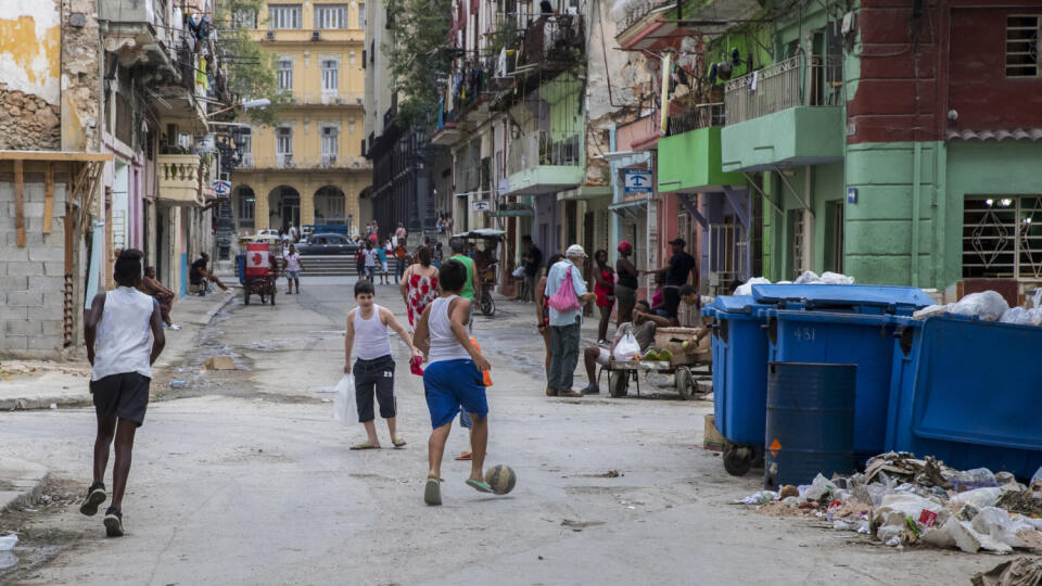 La Habana Vieja: Vyše dvojmiliónová Havana bola niekedy skutočnou perlou Karibiku. Dnes pôsobí „vybývane“ a miestami doslova apokalypticky.