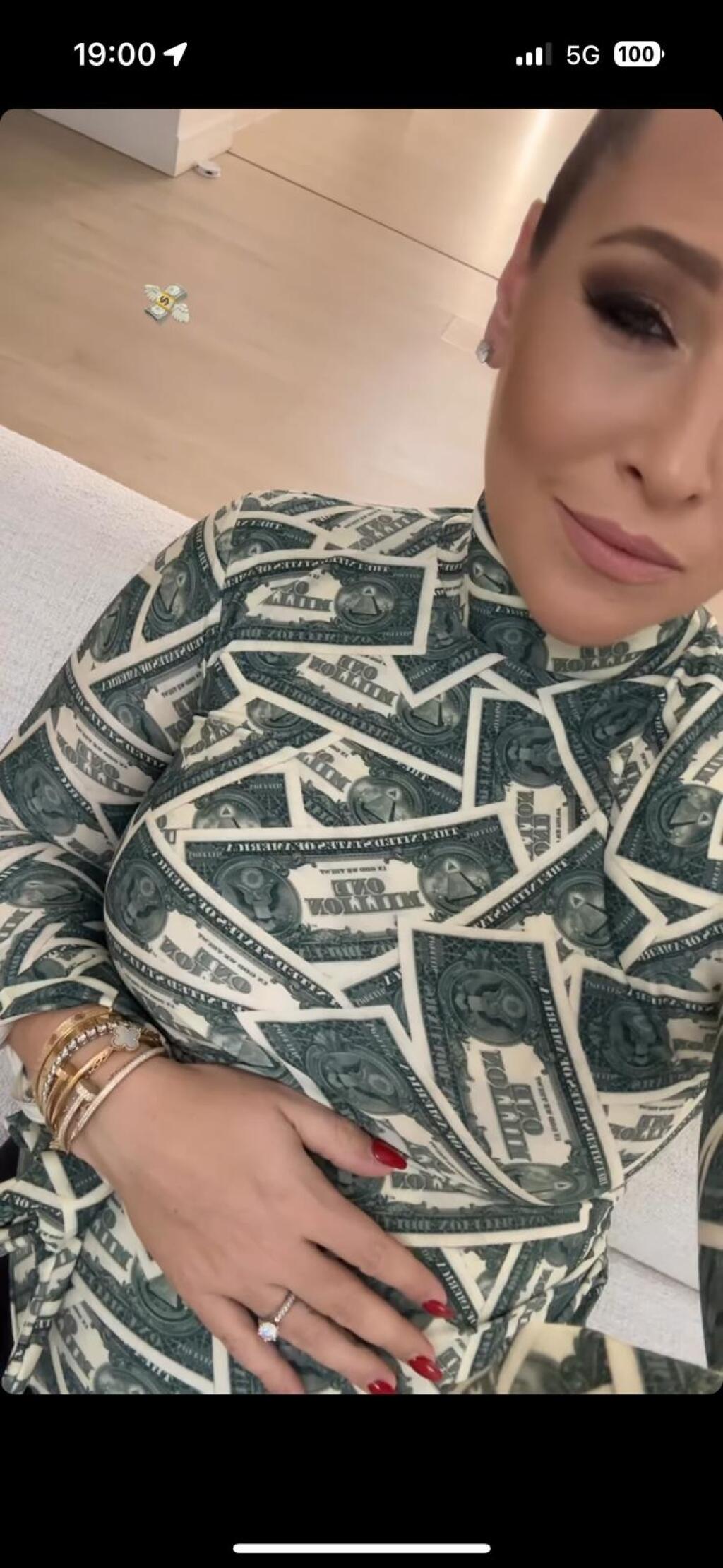Vrchná časť outfitu je rovnaká, akú pred pár dňami v Amerike ukázala aj slávna Georgina