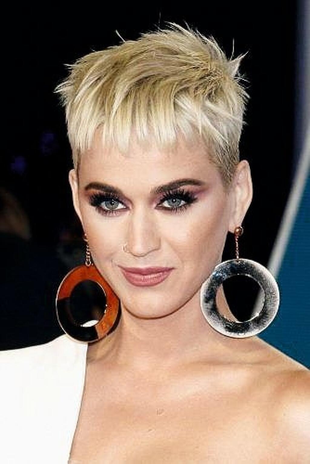 Celebrity neváhali spraviť so svojimi vlasmi radikálnu zmenu.