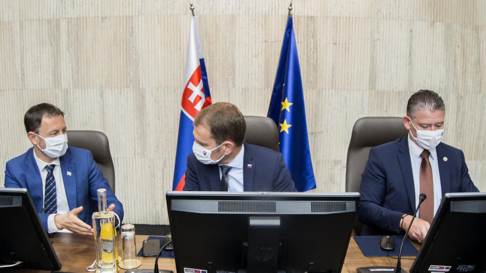 Na snímke zľava podpredseda vlády SR a minister financií SR Eduard Heger, premiér SR Igor Matovič a minister vnútra Roman Mikulec (všetci OĽaNO) počas 32. schôdze vlády SR 12. augusta 2020 v Bratislave. FOTO TASR - Martin Baumann