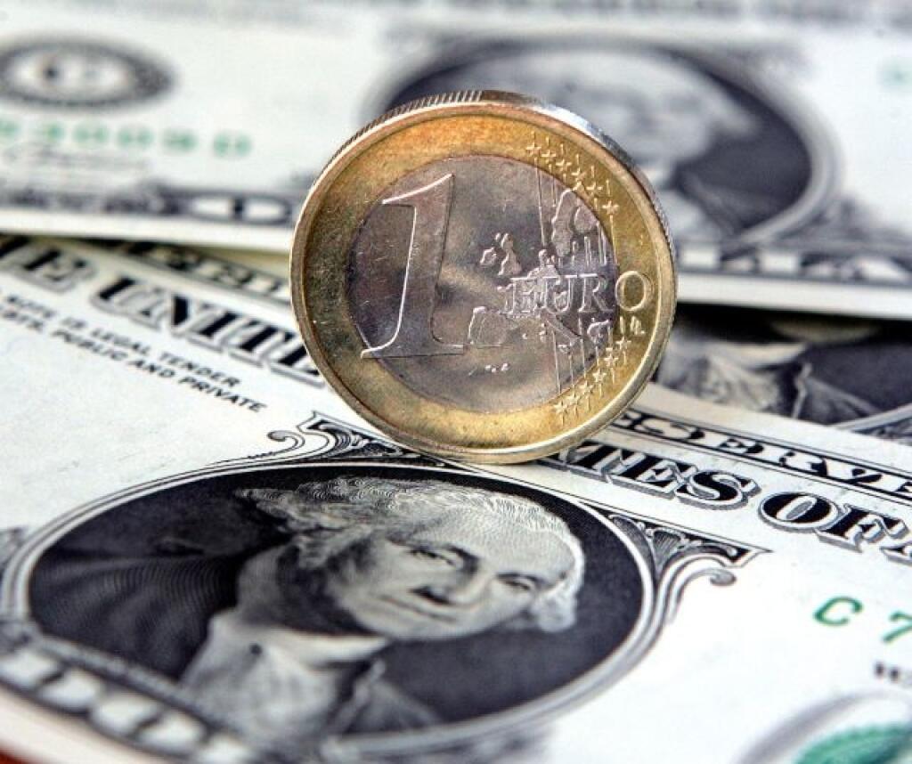 rm 15 archív - Na archívnej ilustraènej snímke z 5.júla 2005 eurominca a dolárová bankovka. Euro sa 23.novembra 2007 po prvýkrát v svojej histórii  priblížila k hodnote 1,5 dolára. FOTO TASR/AP    **FILE** An Euro coin next to  US dollar bills photographed July 5, 2005 in Gelsenkirchen, Germany. The euro hit a new high against the U.S. dollar in thin trading Friday Nov. 23, 2007 as speculation continued that the American credit crisis will lead to another rate cut from Washington. The shared 13-