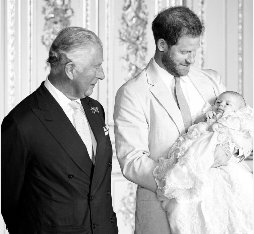 Charles Meghan tiež ignoruje.