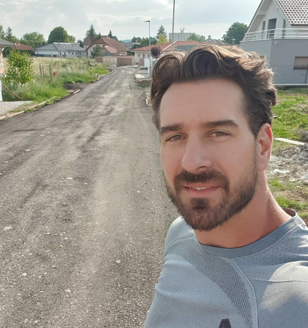 Aj takto vyzerala príjazdová cesta k Valábikovmu domu. Bývalý hokejista zobral veci do svojich rúk.