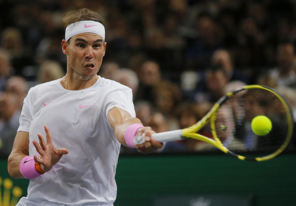 SY 16 Paríž - Španielsky tenista Rafael Nadal vracia loptičku Francúzovi Adrianovi Mannarinovi v zápase 2. kola turnaja ATP Masters 1000 v Paríži 30. októbra 2019. FOTO TASR/AP
Spain's Rafael Nadal returns the ball to France's Adrian Mannarino during the 2nd round match of the Paris Masters tennis tournament in Paris, France, Wednesday, Oct. 30, 2019. (AP Photo/Michel Euler)