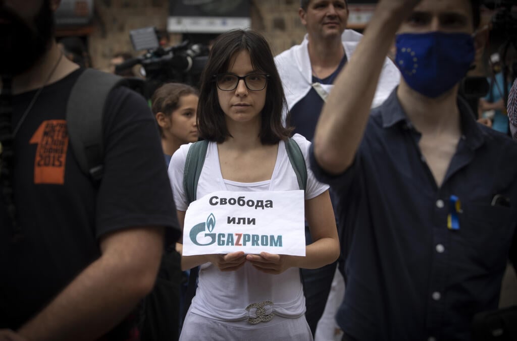 WA 28 Sofia - Demonštrantka drží transparent s nápisom Sloboda alebo Gazprom počas protestného zhromaždenia pred prezidentským sídlom v centre Sofie v stredu 10. augusta 2022.  Stovky Bulharov vyšli v stredu do ulíc hlavného mesta Sofia protestovať pre obavy, že dočasná vláda sa odkloní od politiky svojej prozápadnej predchodkyne a vráti sa v energetike k úzkym vzťahom s Ruskom.  Lídri Grécka a Bulharska minulý mesiac oslávili dokončenie nového plynovodu, ktorý bude privádzať zemný plyn z Azerba