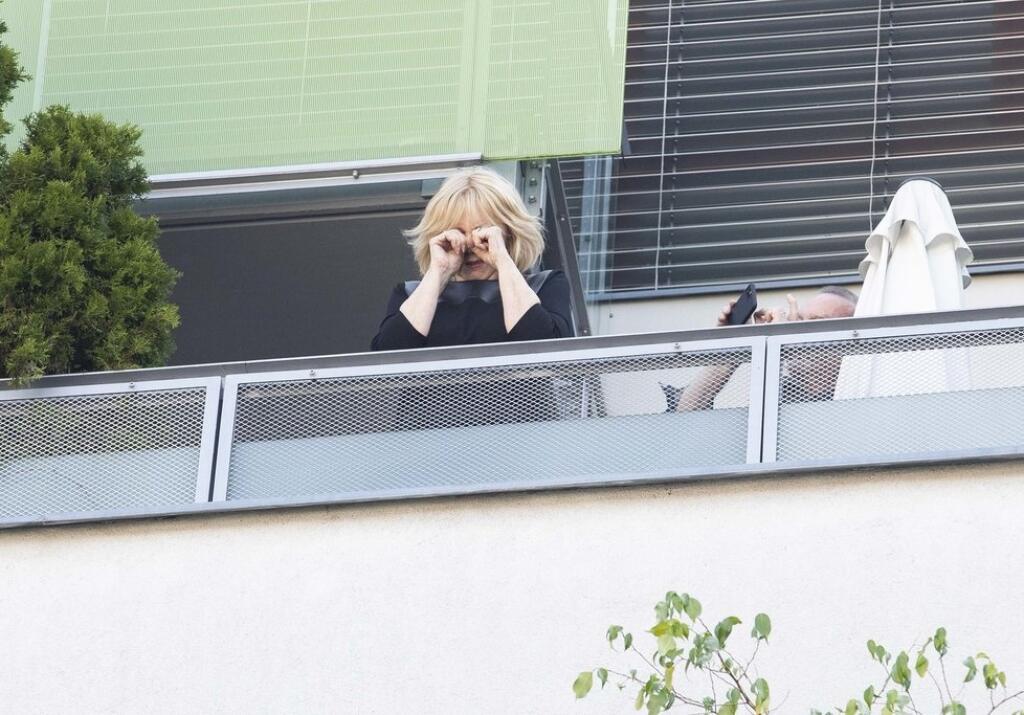 Hana Zagorová sa rozplakala od dojatia na balkóne jej bytu. Pod okná jej totiž prišla zaspievať v deň 75. narodenín jej kapela.
