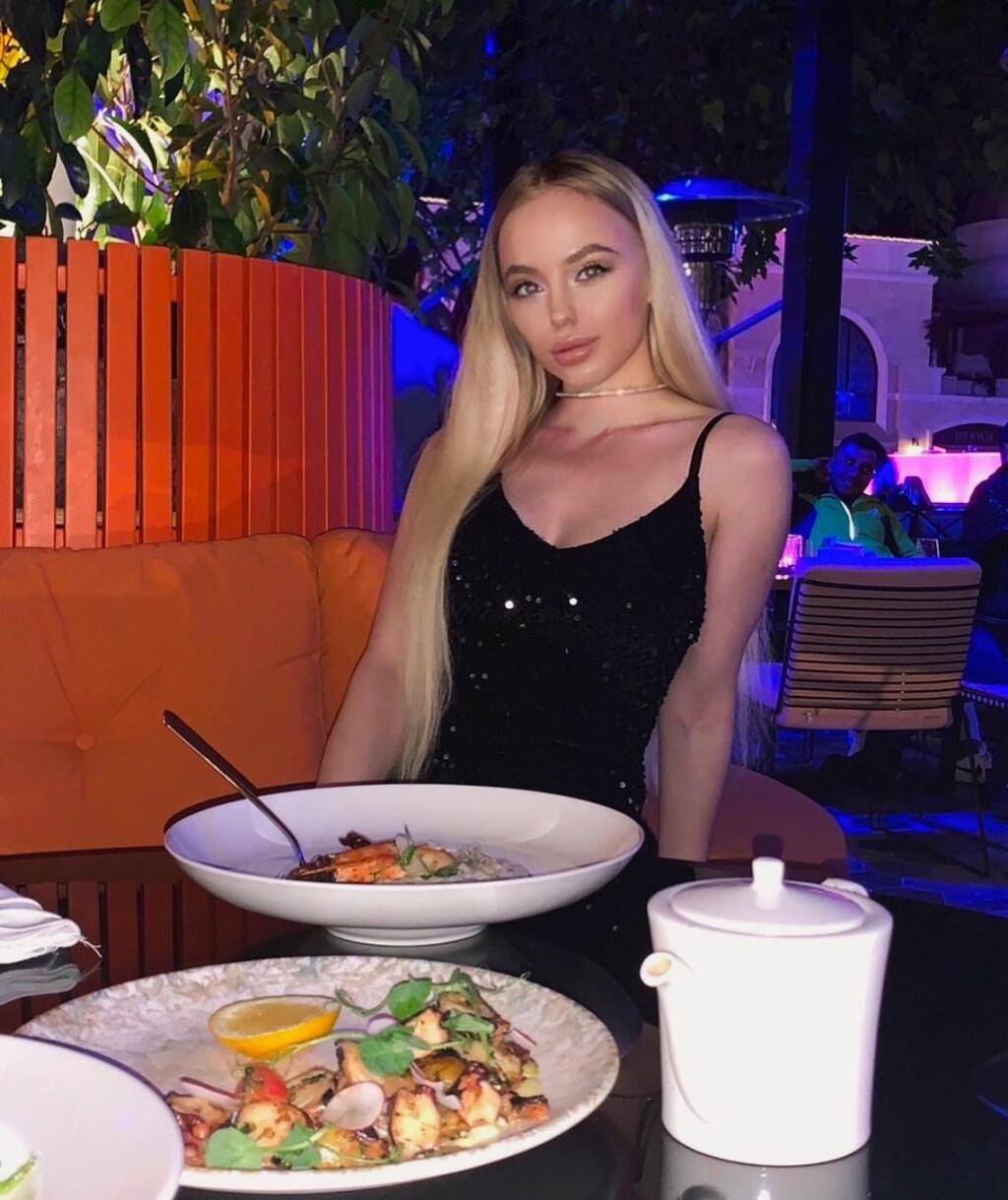 Krásna Ruska Taňa Mirošinováfandí od začiatku turnaja Slovákom.