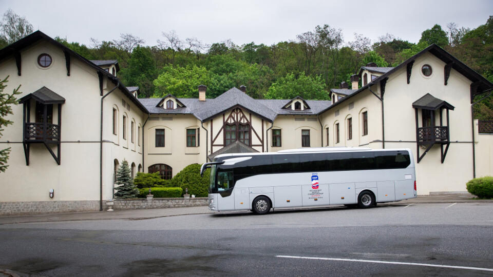 Slovenskí hokejisti prichádzajú po štvrtkovom tréningu do hotela Bankov, v ktorom budú približne dva týždne bývať.