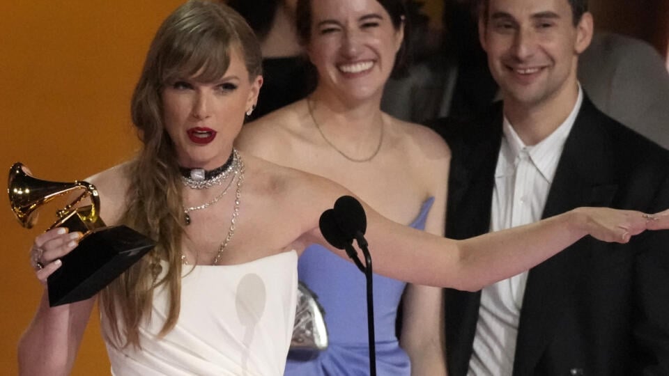 Speváčka Taylor Swiftová pózuje s Cenou Grammy za najlepší album na slávnostnom odovzdávaní hudobných cien Grammy v Los Angeles 4. februára 2024.