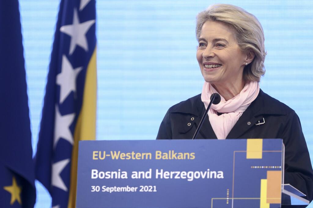 WA 30 Donji Svilaj - Predsedníčka Európskej komisie (EK) Ursula von der Leyenová reční počas spoločnej tlačovej konferencie s predsedom Rady ministrov Bosny a Hercegoviny Zoranaom Tegeltijom a chorvátskym premiérom Andrejom Plenkovičom počas otvorenia mostu Svilaj v obci Donji Svilaj v na severovýchode Bosny vo štvrtok 30. september 2021. Most cez rieku Sáva, ktorý spája tieto dve balkánske krajiny, je súčasťou projektu cestnej infraštruktúry financovaného Európskou úniou. FOTO TASR/AP   

Europ