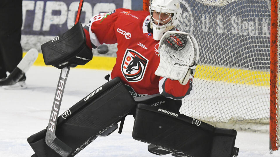 Na snímke brankár Eugen Rabčan (Prešov) chytá puk do lapačky v zápase 4. kola hokejovej Tipos Extraligy HC Košice - HC 21 Prešov v košickej Crow aréne v nedeľu 25. septembra 2022. FOTO TASR - Milan Kapusta