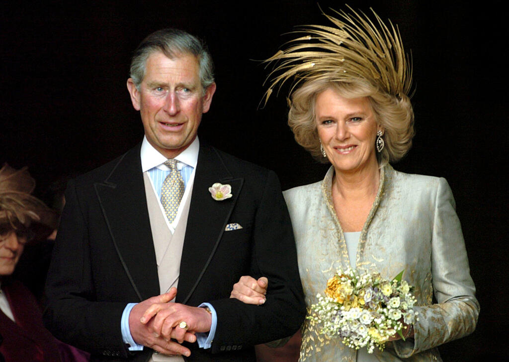 V prípade korunovácie princa CHARLESA by získala CAMILLA iba titul princezná manželka. Snímka je z ich svadby, ktorá sa konala v roku 2005.