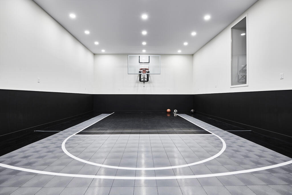 ...ale tiež priestranná telocvičňa s ihriskom na street basketbal.