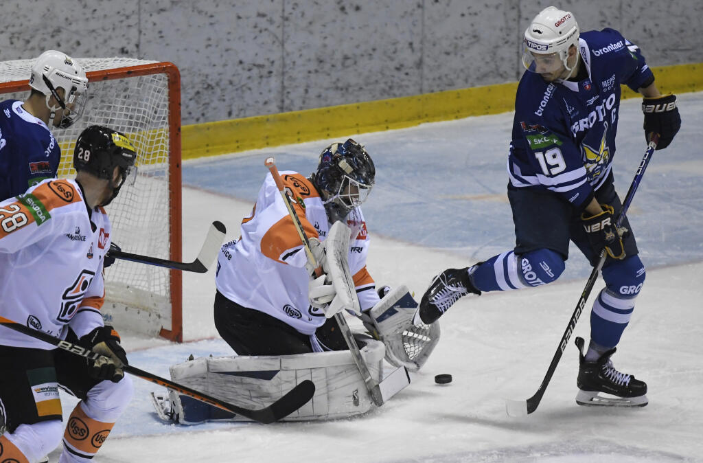 Na snímke druhý sprava brankár Jaroslav Janus (Košice), vpravo Branislav Rapáč (Spišská Nová Ves) v zápase 21. kola hokejovej Tipos extraligy HC Košice - HK GROTTO Spišská Nová Ves 27. novembra 2022 v Košiciach.
