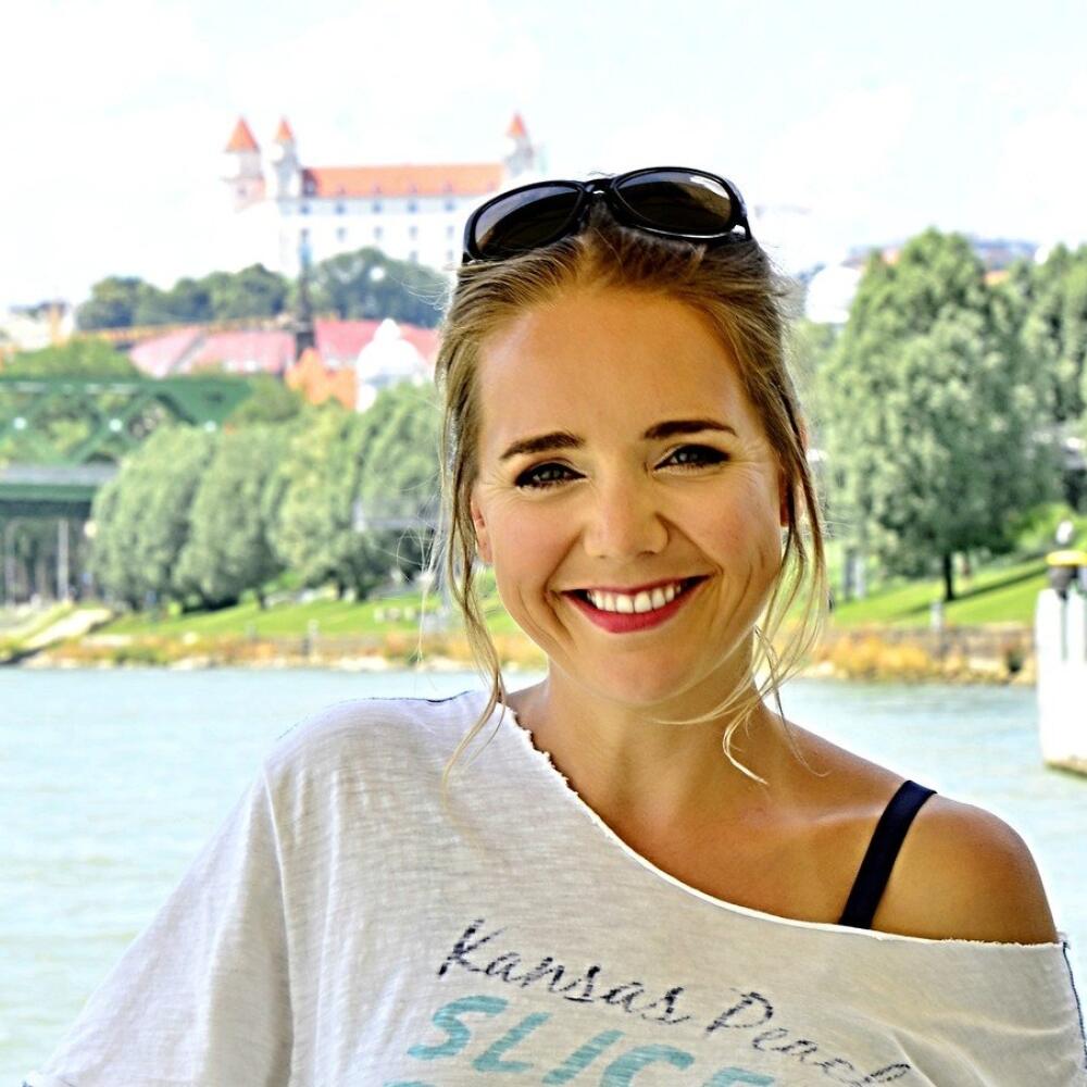 Speváčka a herečka Lucie Vondráčková zavítala do Bratislavy a bola ako vždy usmiata a úplne v pohode.