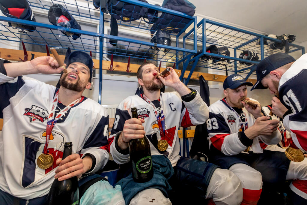 Hokejisti HC Slovan Bratislava zvíťazili v šiestom zápase finále Kaufland play off Tipos extraligy 2021/2022 a získali titul majstra SR. Šiesty zápas vyhrali s HK Nitra 5:2 a celú sériu 4:2 na zápasy. Na snímke sú oslavy titulu v šatni, Samuel Takáč a Michal Sersen.