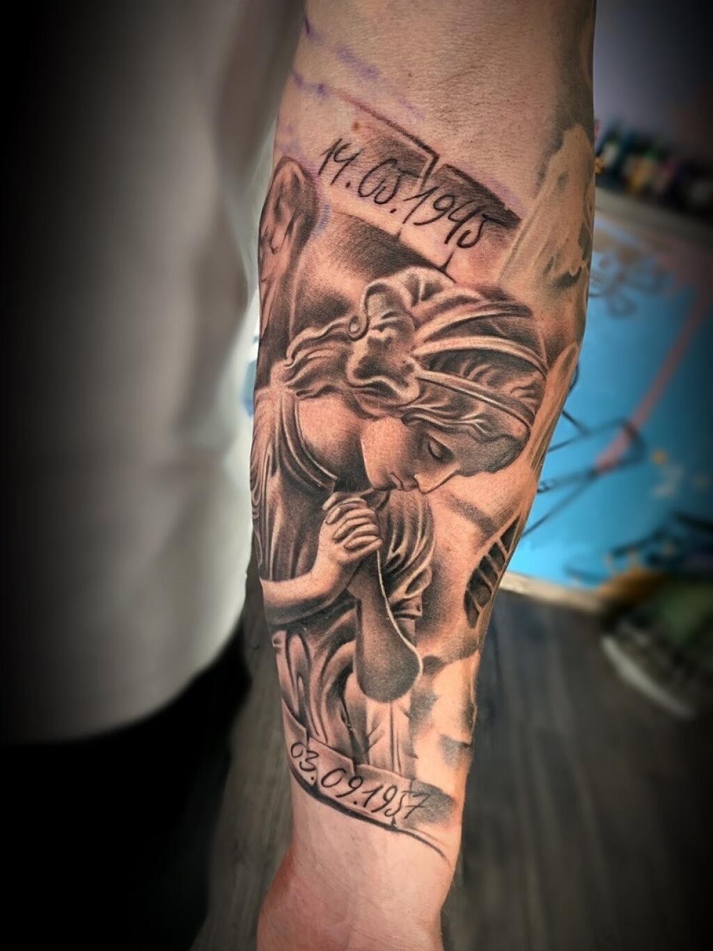 Na ľavej ruke má rýchlostný kanoista aj anjela s dátumami narodenia svojich starých otcov.