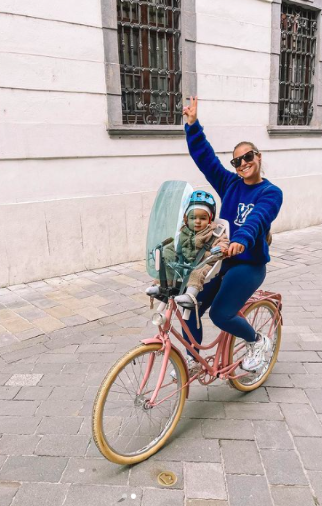 Domča často berie synčeka na výlety a svojim fanúšikom ukázala novučičký ružový bicykel s modrým štítom, ktorý chráni Jakubka.