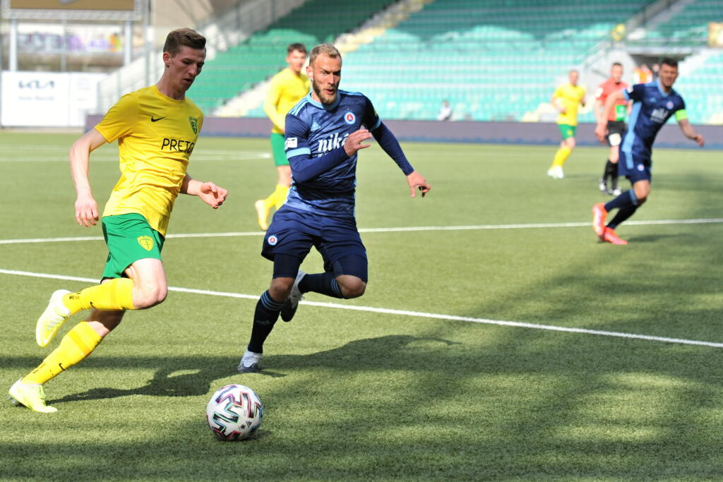 Na snímke zľava Dawid Kurminowski (Žilina) a Joeri de Kamps (Slovan) v zápase 6. kola nadstavbovej časti futbalovej Fortuna ligy, skupiny o titul MŠK Žilina- ŠK Slovan Bratislava v Žiline 25. apríla 2021. FOTO TASR - Erika Ďurčová