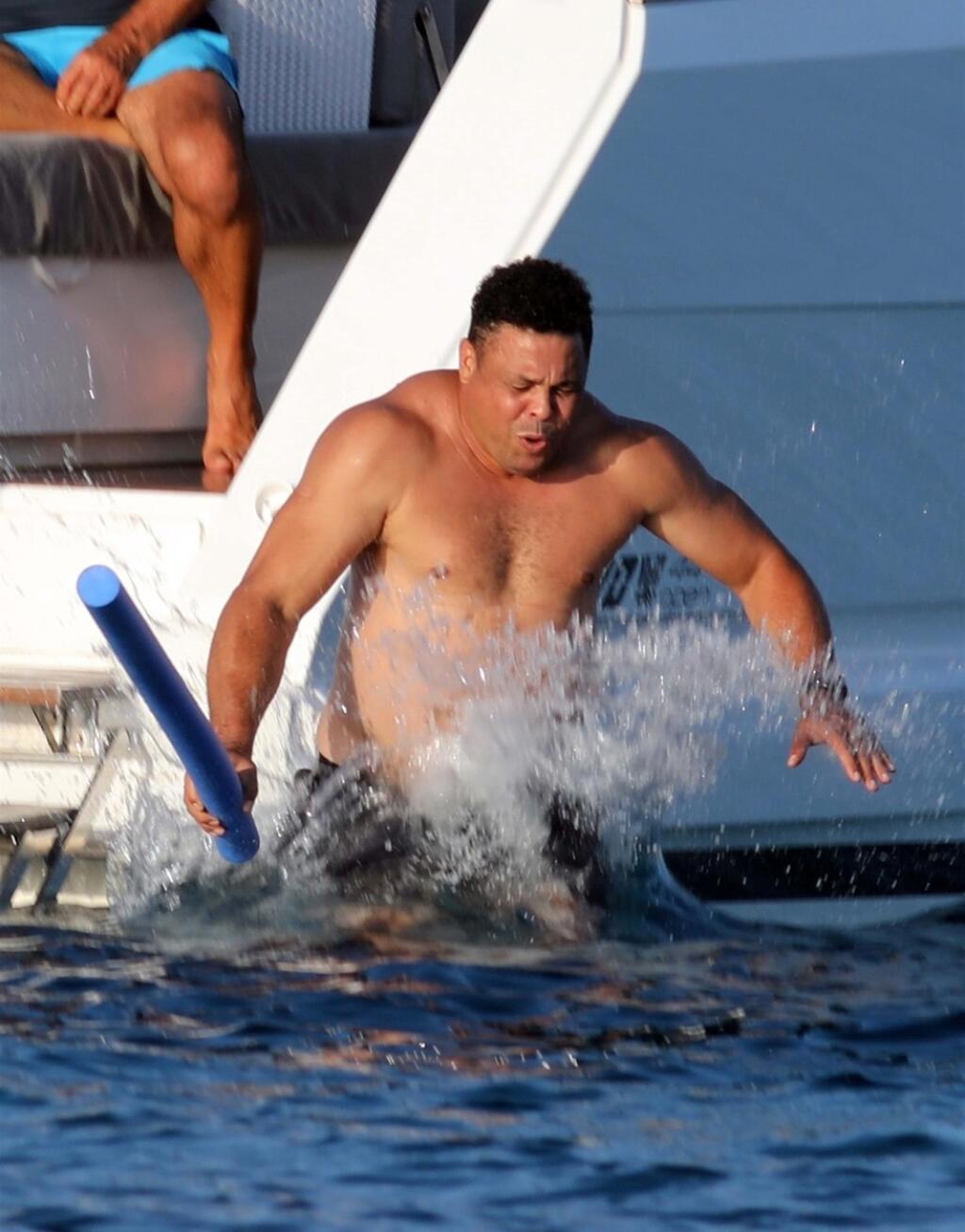 Ronaldo neváhal skočiť do mora, aby sa osviežil.