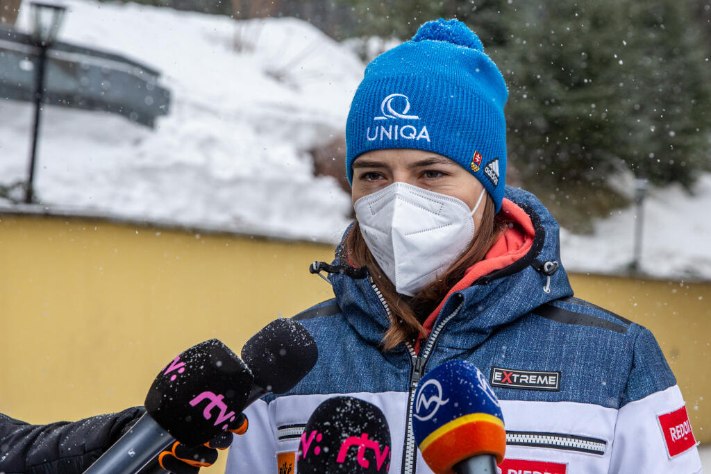 Na snímke je Petra Vlhová počas rozhovoru pre médiá po tréningu.