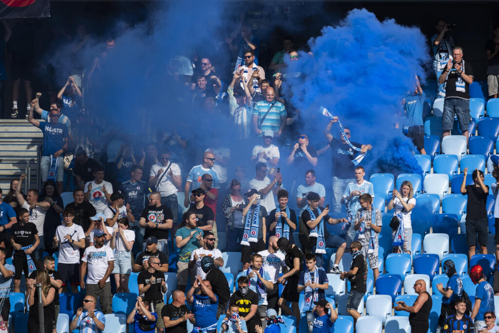 Na snímke fanúšikovia s dymovnicami počas zápasu záverečného 10. kola skupiny o titul futbalovej Fortuna ligy ŠK Slovan Bratislava - MŠK Žilina v Bratislave 21. mája 2022. FOTO TASR - Jaroslav Novák