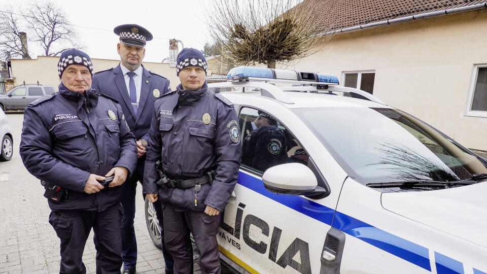 Ľubomír Chroust. Náčelník mestských policajtov v Spišskej Novej Vsi, v strede, na problémy s výrastkami upozornil.