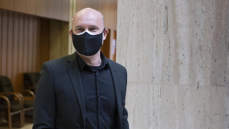 Na snímke minister školstva SR Branislav Gröhling (SaS) prichádza na 72. rokovanie vlády SR 1. februára 2021 v Bratislave. FOTO TASR - Pavel Neubauer