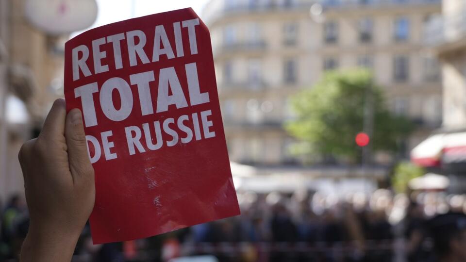 PK 2 Paríž - Environmentálna aktivistka drží plagát s nápisom