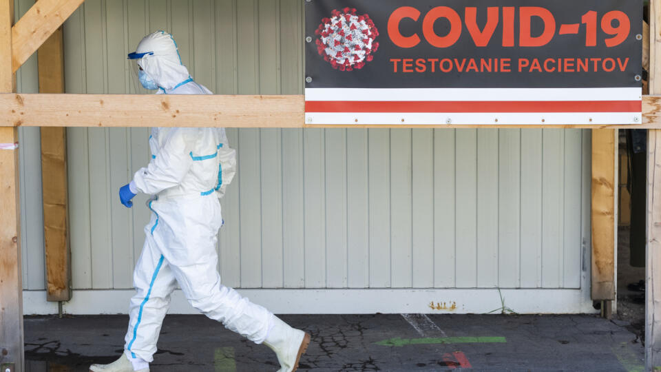 Na snímke odberné miesto na ochorenie Covid-19 pred Klinikou infektológie a geografickej medicíny, LF UK, SZU a UNB na bratislavských Kramároch 6. októbra 2020. FOTO TASR - Jaroslav Novák