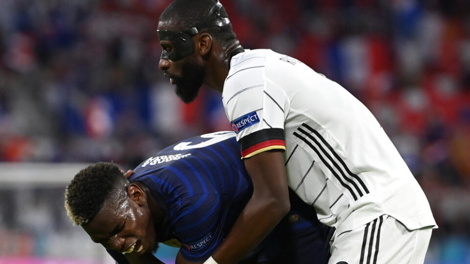 Pogba po zákroku Nemca stonal v bolestiach.