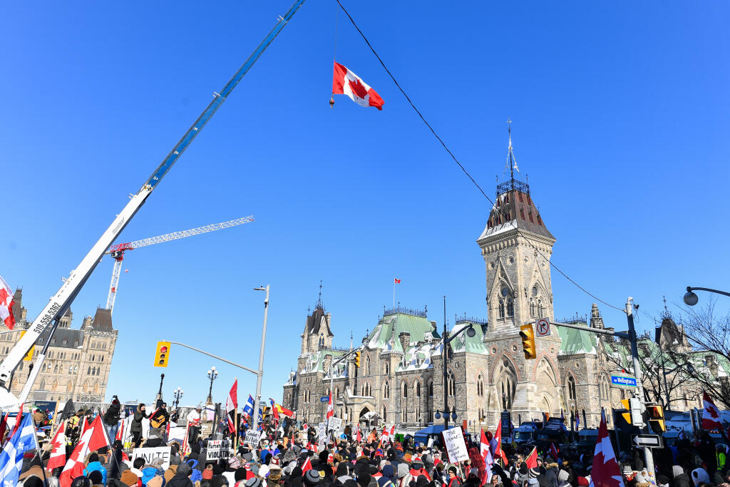 Po viac ako týždeň trvajúcich protestoch proti pandemickým opatreniam a očkovaniu v kanadskej metropole Ottawa vyhlásil starosta Jim Watson v meste v nedeľu stav núdze.