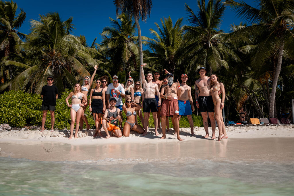 Pred štartom šou Survivor si v Dominikánskej republike vyskúšali novinári aj influenceri na vlastnej koži prespať v džungli. Bola to poriadna divočina!