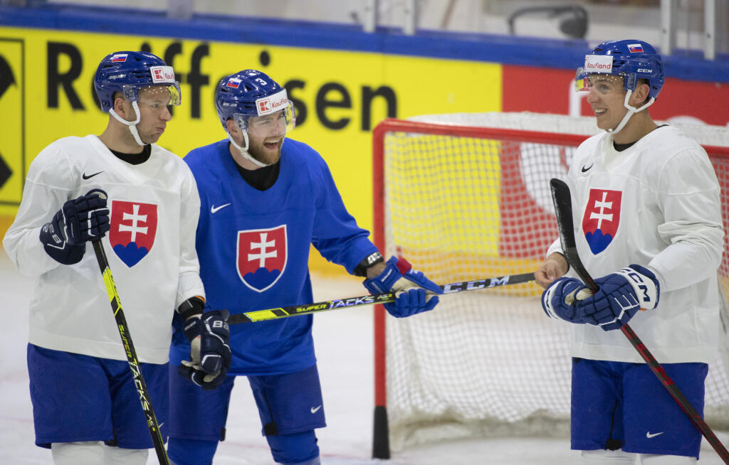 Na snímke slovenskí reprezentanti sprava Martin Fehérváry, Adam Jánošík a Mislav Rosandič počas tréningu na 85. majstrovstvách sveta v ľadovom hokeji v Helsinkách.