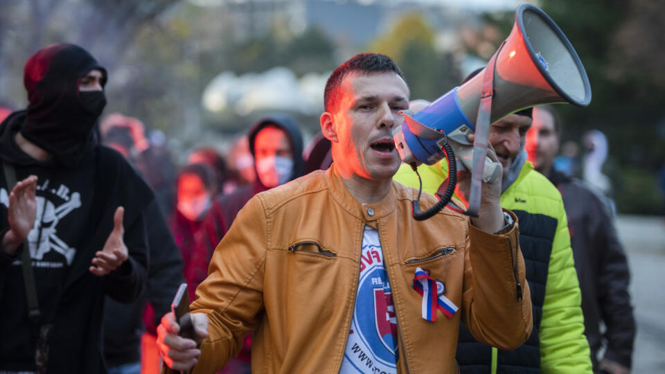 Na snímke Peter Sihelský počas protivládneho protestu pred úradom vlády v Bratislave v utorok 17. novembra 2020. FOTO TASR -Jaroslav Novák 