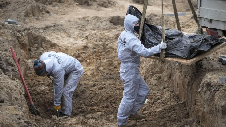 KK36 Buča - Na snímke muži v ochranných odevoch exhumujú telá civilistov v ukrajinskom meste Buča v Kyjevskej oblasti počas 49. dňa ruskej invázie na Ukrajinu v stredu 13. apríla 2022. FOTO TASR/AP
Men wearing protective gear exhume the bodies of civilians killed during the Russian occupation, in Bucha, on the outskirts of Kyiv, Ukraine, Wednesday, April 13, 2022. Dozens of bodies of civilians executed by the Russian troops have been exhumed already from the mass grave. (AP Photo/Efrem Lukatsky