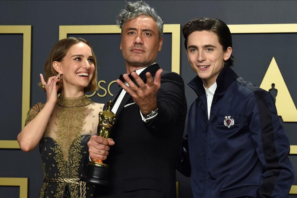 Zava herečka Natalie Portmanová, režisér a scénarista Taika Waititi a herec Timothée Chalamet pózujú so soškou Oscara, k
