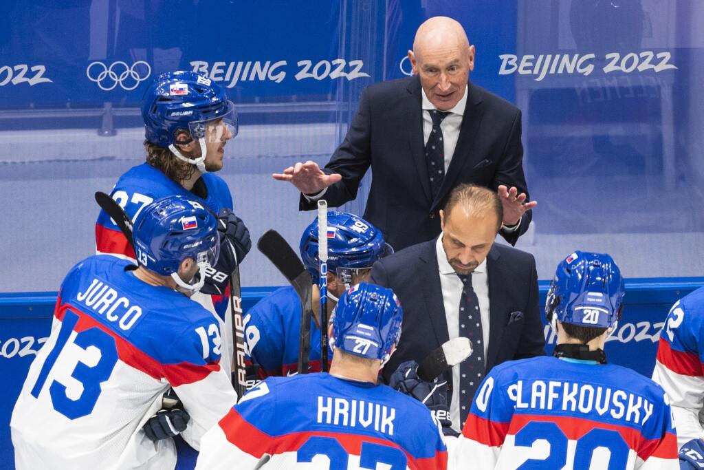 Tréner slovenskej hokejovej reprezentácie Craig Ramsay a pod ním asistent trénera Ján Pardavý vo štvrťfinále olympijského turnaja v hokeji mužov USA -  Slovensko na ZOH 2022 v Pekingu v stredu 16. februára 2022