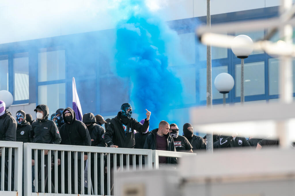 Na snímke je príchod fanúšikov ŠK Slovan Bratislava do Trnavy a ich eskorta na štadión FC Spartak Trnava.