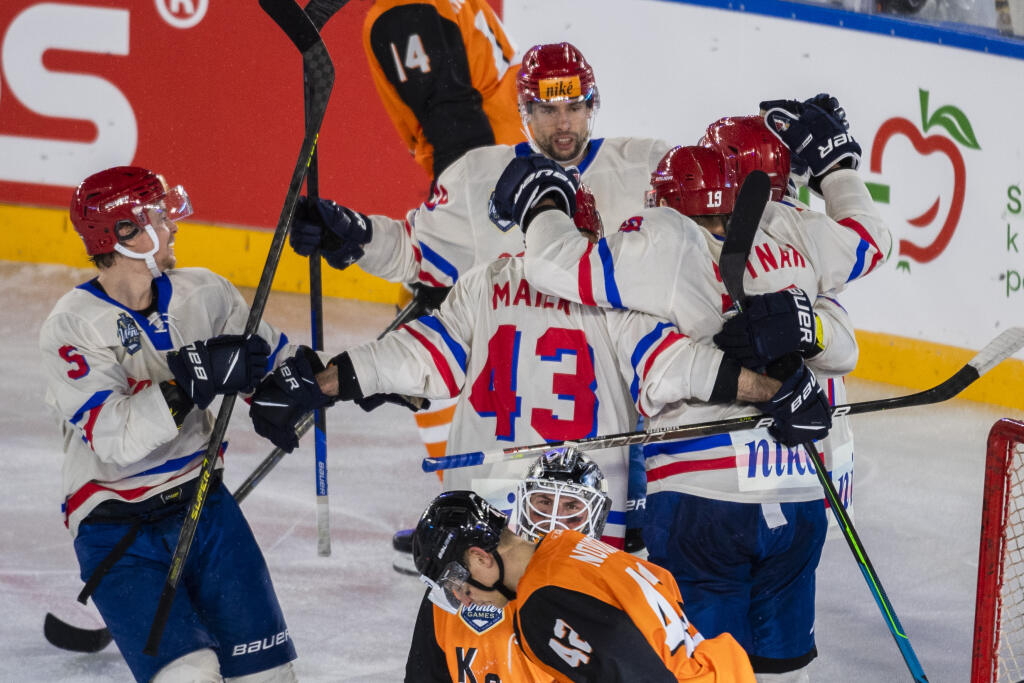 Na snímke hokejisti Slovana sa tešia po strelení vyrovnávajúceho gólu na 1:1 počas zápasu 24. kola Tipos extraligy HC Slovan Bratislava - HC Košice pod holým nebom na ploche Národného futbalového štadióna v rámci podujatia Kaufland Winter Games v Bratislave v nedeľu 15. januára 2023.