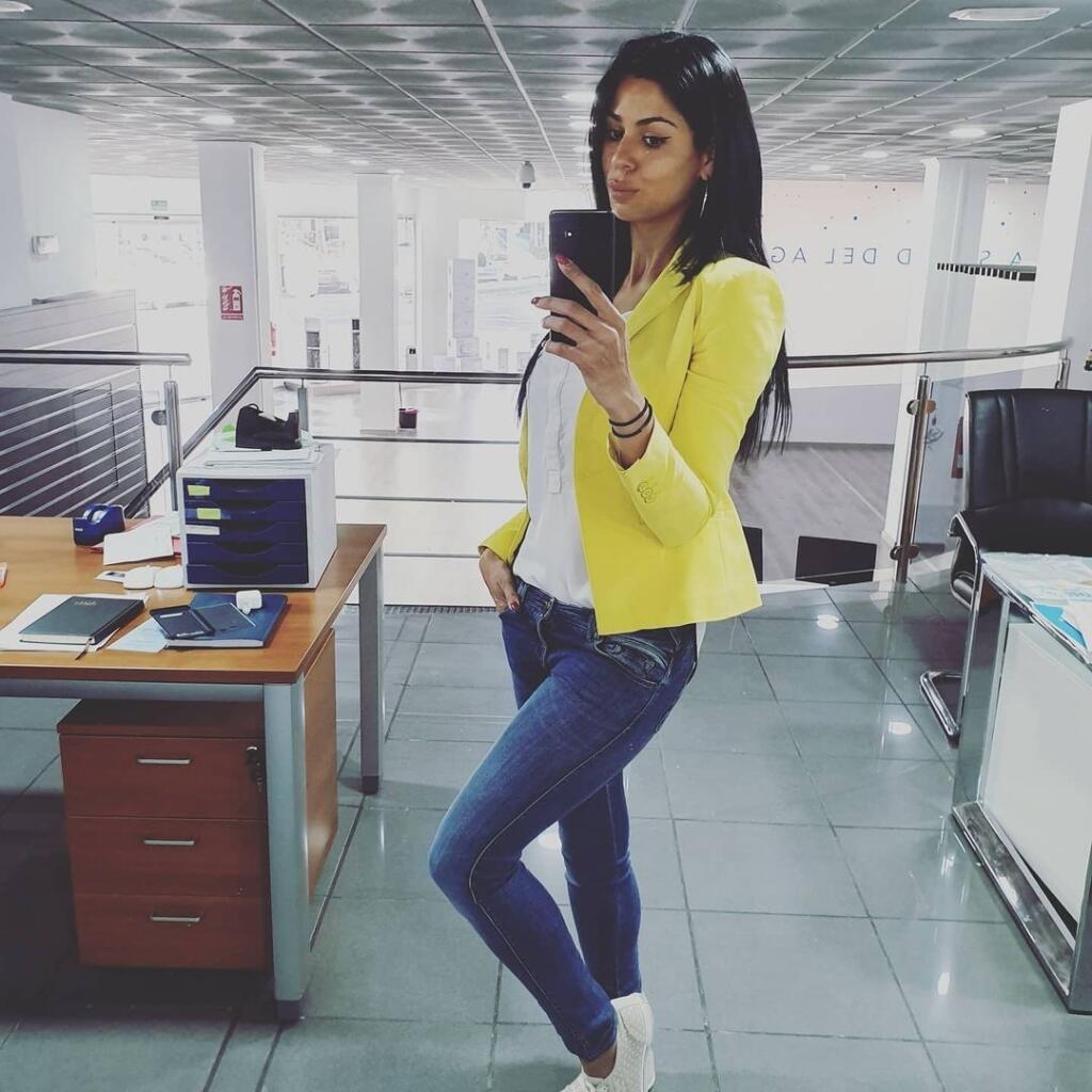 Sexi Nadia Alexandrovová pochádza z Bulharska a v Španielsku sa okrem futbalistu venuje predaju luxusných áut.