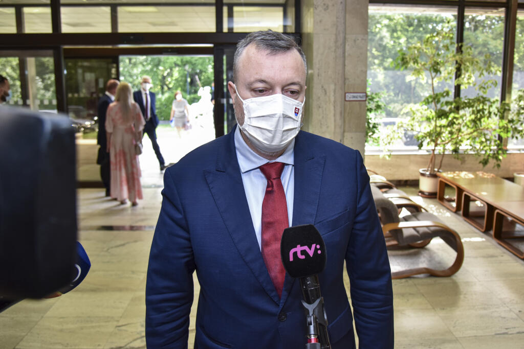 Na snímke minister práce, sociálnych vecí a rodiny SR Milan Krajniak  (Sme rodina) počas príchodu na 28. schôdzu vlády SR 8. júla 2020 v Bratislave.