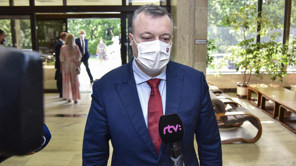 Na snímke minister práce, sociálnych vecí a rodiny SR Milan Krajniak (Sme rodina) počas príchodu na 28. schôdzu vlády SR 8. júla 2020 v Bratislave.