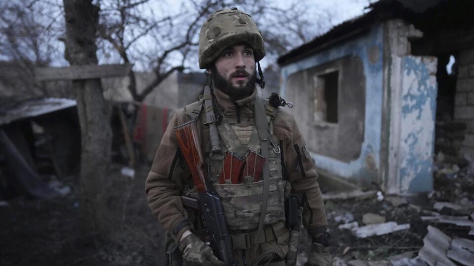 JB 28 Zolote - Ukrajinský vojak stojí vo dvore zničeného domu na frontovej línii medzi Ukrajinou kontrolovanej oblasti a v oblasti kontrolovanej pro-ruskými povstalcami pri meste Zolote, na východe Ukrajiny 19. februára 2022. Eskalácia napätia a ostreľovanie na východe Ukrajiny narušili dodávky vody pre viac ako milión ľudí v regióne. Podľa britského denníka The Guardian na to upozornil Medzinárodný výbor Červeného kríža (MVČK). MVČK vyzval všetky strany konfliktu, aby ušetrili infraštruktúru,