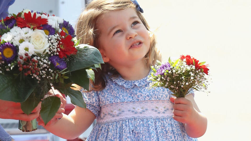 Princezná Charlotte stráži svojho brata ako oko v hlave.