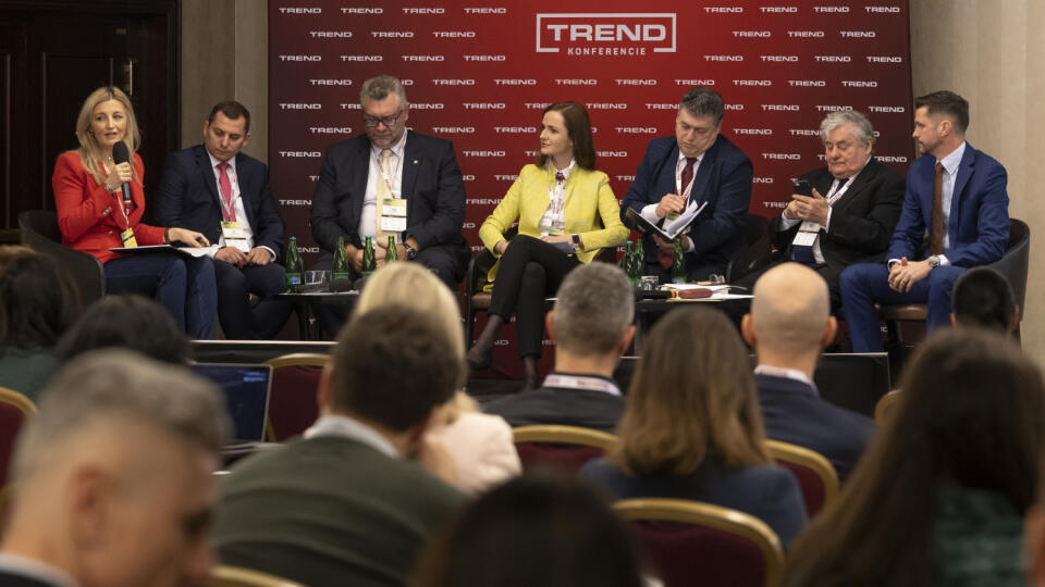 Trend konferencie - Rodinné firmy a legislativa na Slovensku. Na snímke zľava je moderátorka Veronika Vaňková, Ján Solík - prezident, Združenie podnikateľov Slovenska, Andrej Viceník - vrchný riaditeľ úseku Firemné bankovníctvo a člen predstavenstva VÚB banky, Dagmar Yoder - partnerka a advokátka, Deloitte Legal, Ladislav Šutý - poradca ministra, Ministerstvo práce, sociálnych vecí a rodiny SR, Vladimír Sirotka - prezident, Slovenská asociácia malých a stredných podnikov a živnostníkov a Peter Š