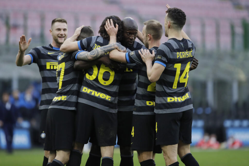 Na snímke vľavo slovenský obranca Interu Milan Škriniar oslavuje gól so spoluhráčmi v zápase 24. kola talianskej Serie A vo futbale Inter Miláno - FC Janov (3:0) v nedeľu 28. februára 2021.