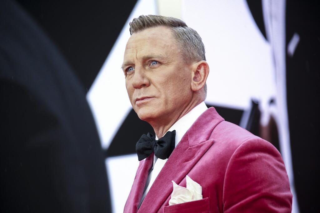 Herec Daniel Craig pózuje fotografom počas jeho príchodu na svetovú premiéru novej bondovky Nie je čas zomrieť (No Time To Die) v londýnskej Royal Albert Hall, v Londýne 28. septembra 2021.