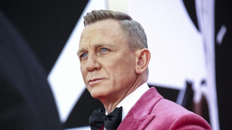 Herec Daniel Craig pózuje fotografom počas jeho príchodu na svetovú premiéru novej bondovky Nie je čas zomrieť (No Time To Die) v londýnskej Royal Albert Hall, v Londýne 28. septembra 2021.