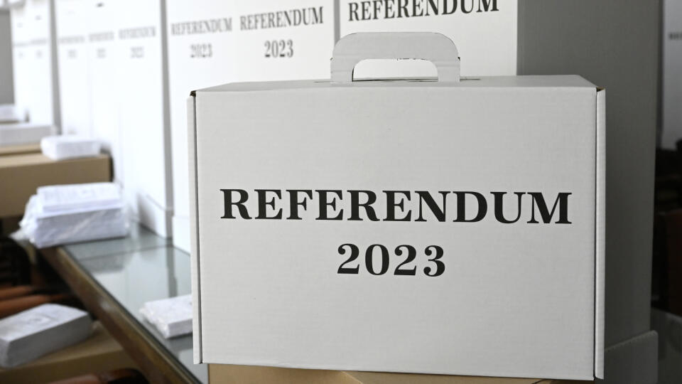 Na snímke prenosná volebná schránka pre okrskové volebné komisie pre nadchádzajúce referendum, ktoré sa bude konať v sobotu 21. januára 2023, pripravené v zasadacej miestnosti Mestského úradu v Trenčíne 13. januára 2023. FOTO TASR - Radovan Stoklasa
